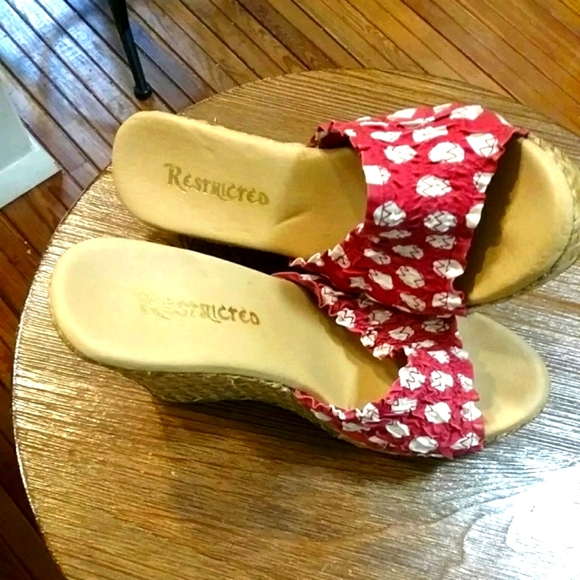 Pair wedge slip on red/white shoes - Picture 5 of 8